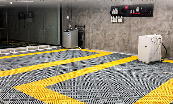 Chapas de piso de plástico de garagem versáteis e fáceis de instalar para lojas de lavagem de carros